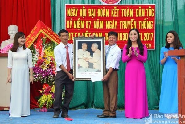 Trao quà lưu niệm tới cán bộ xóm 6. Ảnh: Tiến Hùng