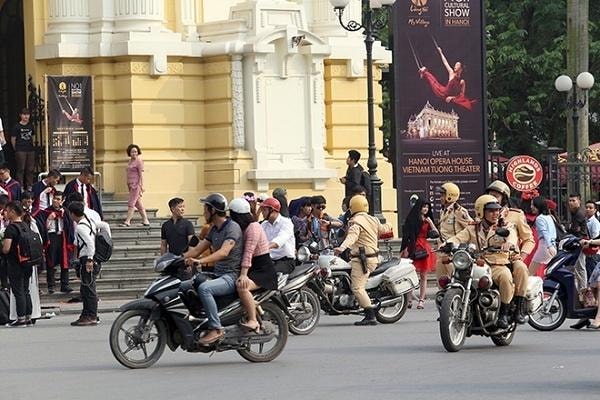 Dọc các tuyến đường trung tâm quận Hoàn Kiếm, hàng nghìn tấm rào chắn được tập kết để chuẩn bị chốt chặn. Các khu vực này đều có các tổ an ninh gồm nhiều lực lượng.