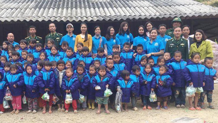 Trao quà cho học sinh vùn cao xã Kỳ Sơn. Ảnh: Hải Thượng