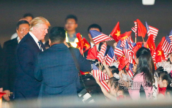 Tổng thống Mỹ với các cháu thiếu nhi