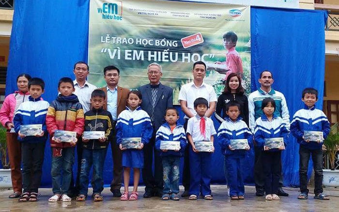 Trao học bổng 'Vì em hiếu học' cho học sinh nghèo Quỳ Hợp. Ảnh: Thu Hường