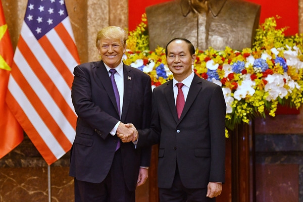Chủ tịch nước Trần Đại Quang và Tổng thống Donald Trump bắt tay trước khi hội đàm. Ảnh: Giang Huy.