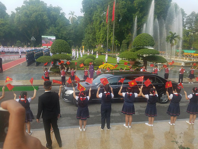Đoàn xe đưa Chủ tịch nước Trung Quốc tiến vào Phủ Chủ tịch giữa 2 hàng các cháu thiếu nhi vẫy cờ đón chào.