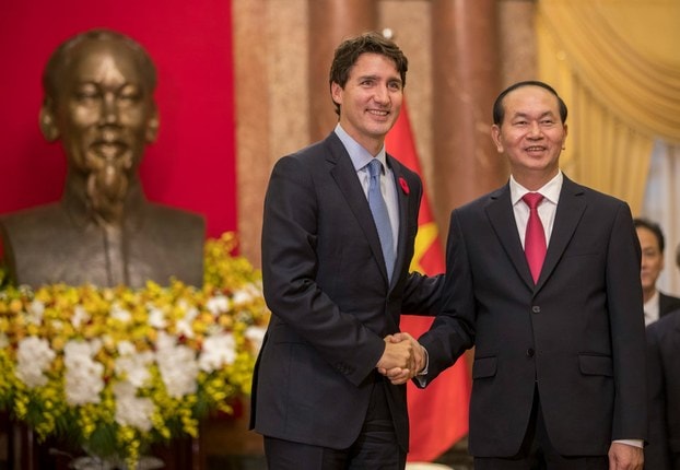 Thủ tướng Canada Justin Trudeau (trái) bắt tay Chủ tịch Trần Đại Quang tại Phủ Chủ tịch ở Hà Nội hôm 8/11/2017