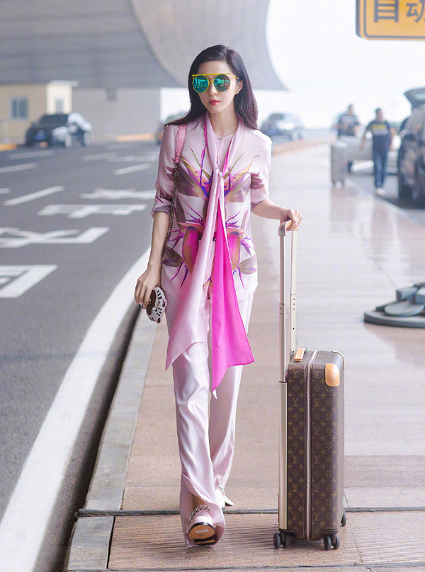 Người đẹp nổi bật ở sân bay khi diện bộ đồ của Givenchy.