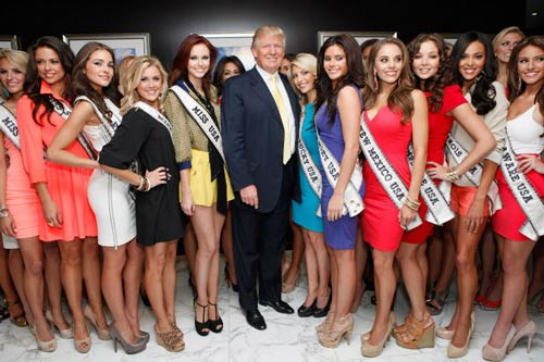 Từ năm 1996 đến năm 2015, Donald Trump sở hữu một phần hoặc là ông chủ của rất nhiều cuộc thi sắc đẹp lớn như: Hoa hậu Hoàn vũ, Hoa hậu Mỹ, Hoa khôi tuổi Teen…