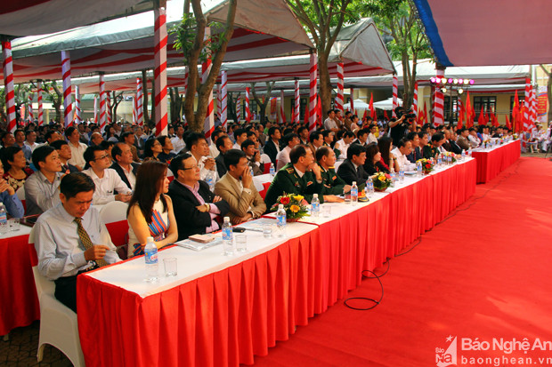 Sáng 12/11, Trường THPT Lê Viết Thuật (TP Vinh), tổ chức lễ kỷ niệm 40 năm ngày thành lập. 