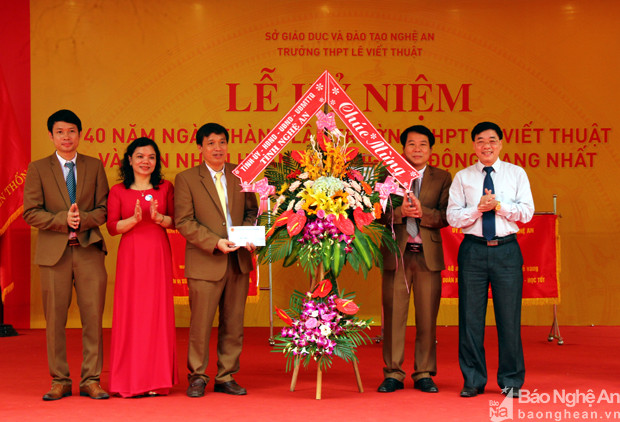 Đồng chí Nguyễn Văn Thông cũng gửi lẵng hoa và quà của Tỉnh ủy, UBND, UBMTTQ tỉnh Nghệ An tới ban giám hiệu nhà trường. Ảnh. Tiến Hùng.