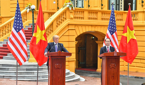 Chủ tịch nước và Tổng thống Mỹ tại cuộc họp báo trong vườn Phủ chủ tịch. Ảnh: Giang Huy