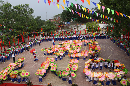 Màn đồng diễn của học sinh Trường THCS Lý Nhật Quang tại lễ kỷ niệm. Ảnh: Hữu Hoàn