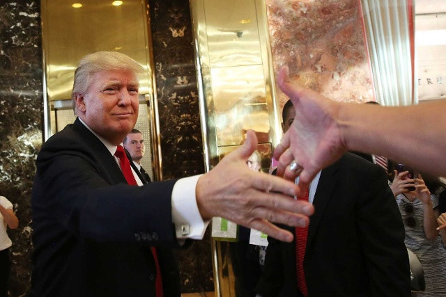 Trump không thích bắt tay người khác. Ông nói rằng không muốn chạm vào tay bất cứ ai vì luôn có ý nghĩ họ đã từng chạm vào những thứ khác. Mỗi khi buộc phải bắt tay, ông thường né tránh bằng cách kéo luôn đối phương tới sát người mình và vỗ vai.
