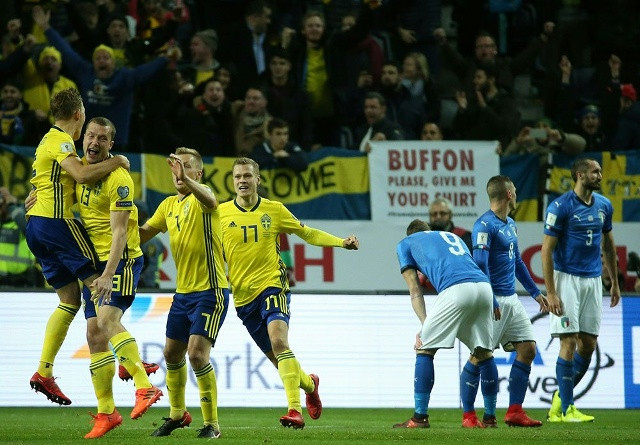 Thất bại trên sân ĐT Thụy Điển (vàng), ĐT Italia (xanh) đứng trước nguy cơ bị loại. Ảnh: Internet
