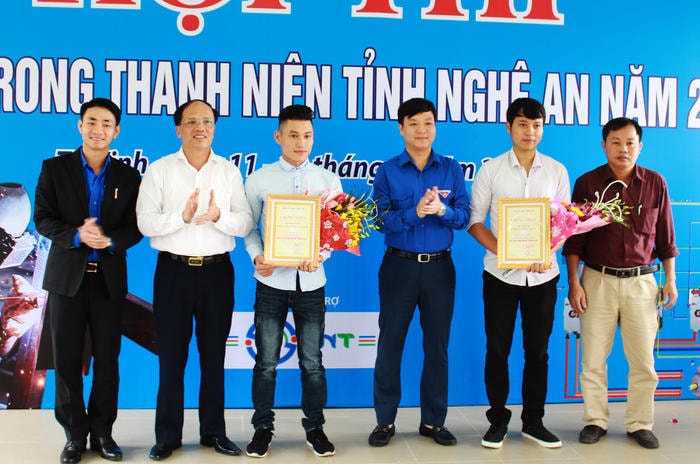 Ban tổ chức trao 2 giải nhất cá nhân đối với phần thi nghề Hàn cho thí sinh Hoàng Văn Đức – Trường Cao đẳng KTCN Việt Nam - Hàn Quốc; phần thi nghề Điện cho thí sinh Thái Bá Lộc – Trường Đại học sư phạm Kỹ thuật Vinh. Ảnh: Phương Thúy