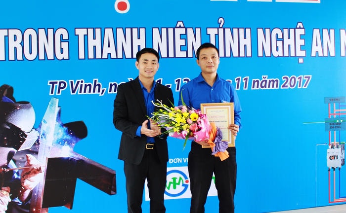 Ban tổ chức trao giải nhất tập thể cho đội tuyển của trường Đại học Sư phạm Kỹ thuật Vinh. Ảnh: Phương Thúy