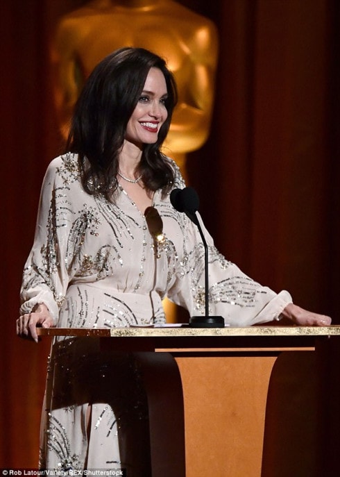 Angelina Jolie xuất hiện lộng lẫy trong bộ đầm đính sequin tại lễ trao giải Governors Awards.