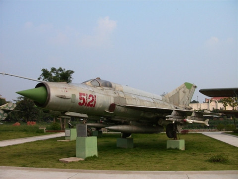 Tên lửa K-5MS và K-13 trên tiêm kích đánh chặn MiG-21MF số hiệu 5121