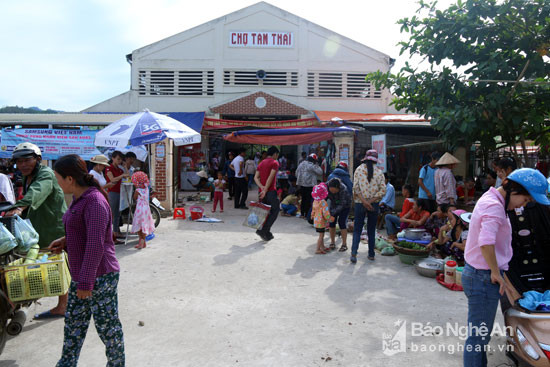 Chợ phiên trên xã vùng cao Tam Thái mỗi tuần một phiên nhưng diễn ra nhộn nhịp đông đúc bởi đây được xem là ngày để những người dân bản giao thương buôn bán. Ảnh: Đào Thọ