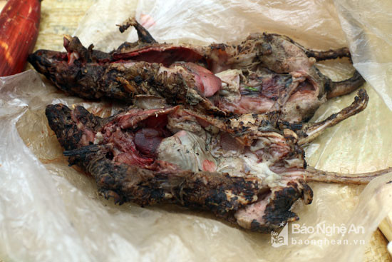 Chuột rừng thui, món ăn không thể thiếu của đồng bào vùng cao giá chỉ 30 nghìn đồng/con. Ảnh: Đào Thọ
