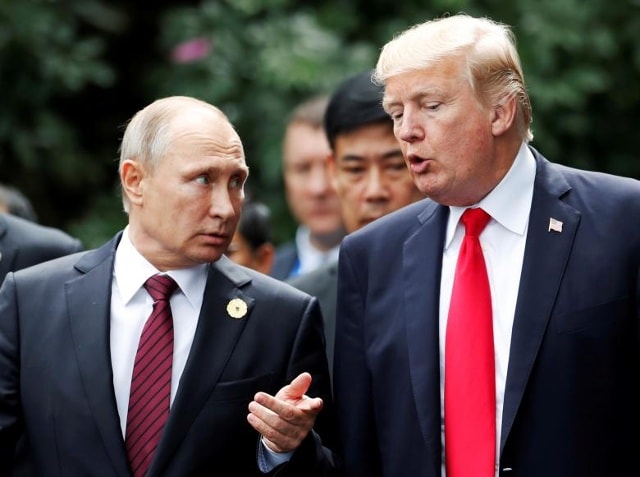 Trump và Tổng thống Nga Vladimir Putin nói chuyện trong buổi chụp ảnh gia đình tại Hội nghị thượng đỉnh APEC ở Đà Nẵng, Việt Nam.