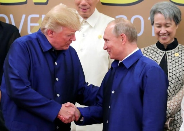 Tổng thống Trump và Tổng thống Nga Vladimir Putin bắt tay nhau khi họ tham gia một bức ảnh gia đình tại hội nghị thượng đỉnh APEC ở Đà Nẵng, Việt Nam