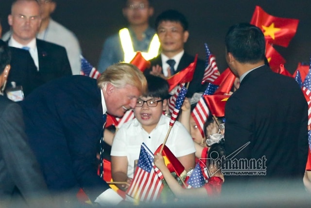 Tổng thống Mỹ Donald Trump tặng hoa và trò chuyện với cậu bé Nguyễn Như Khôi.