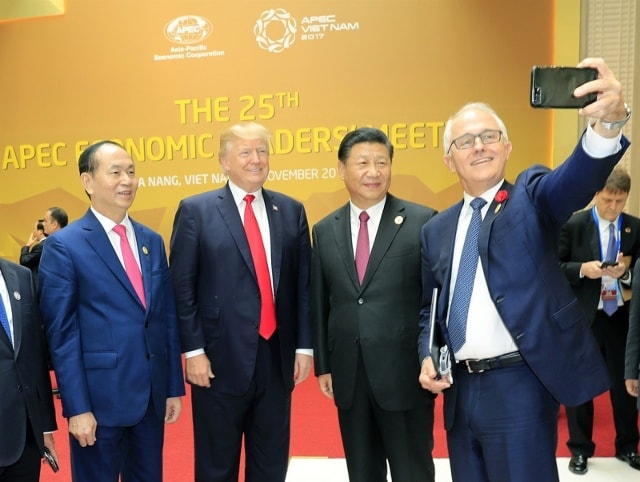 Ông Trump selfie cùng lãnh đạo các nền kinh tế APEC. Ảnh: APEC2017.vn 