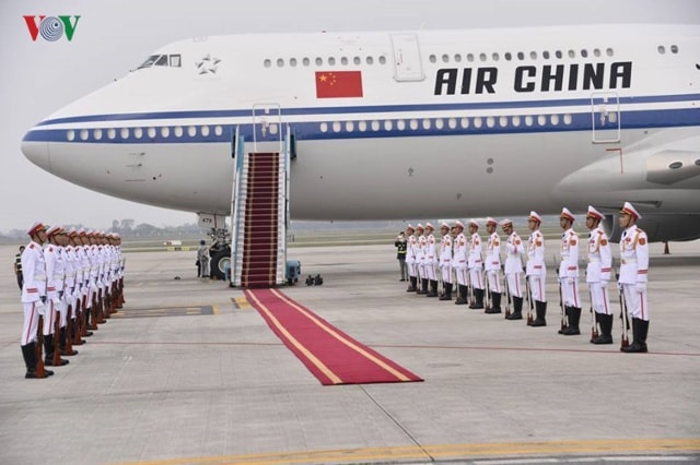 Chiều 13/11, Tổng Bí thư, Chủ tịch nước Cộng hòa Nhân dân Trung Hoa Tập Cận Bình lên chuyên cơ rời Hà Nội, kết thúc chuyến thăm cấp Nhà nước tới Việt Nam và tham dự Hội nghị các Nhà lãnh đạo kinh tế Diễn đàn hợp tác kinh tế Châu Á - Thái Bình Dương (APEC) lần thứ 25 từ ngày 10-13/11/ 2017. Trong ảnh: Công tác chuẩn bị đón Chủ tịch Trung Quốc Tập Cận Bình lên máy bay rời Hà Nội.