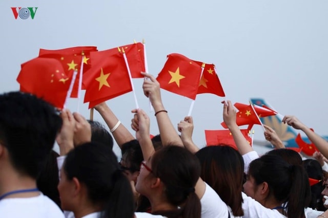 Các bạn trẻ vẫy cờ Việt - Trung chào Tổng Bí thư, Chủ tịch Trung Quốc Tập Cận Bình.