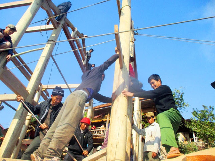 Người Thái dựng cột làm nhà sàn. Ảnh: Hồ Phương