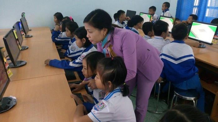 Giờ học Tin học tại Trường Tiểu học Diễn Trung (Diễn Châu). Ảnh: Thu Hương