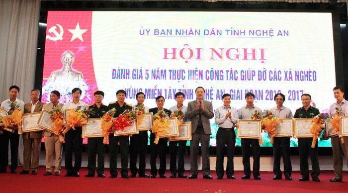 Trao tặng bằng khen cho 18 tập thể đã có thành tích trong việc giúp đỡ các xã nghèo miền Tây Nghệ An. Ảnh: Đinh Nguyệt