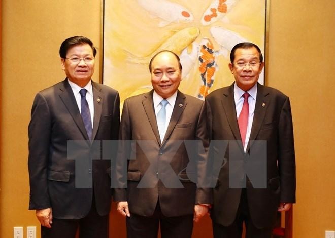 Thủ tướng Chính phủ Nguyễn Xuân Phúc gặp Thủ tướng Chính phủ Hoàng gia Campuchia Samdech Techo Hun Sen (bên phải) và Thủ tướng Lào Thongloun Sisoulith (bên trái). (Ảnh: Thống Nhất /TTXVN)