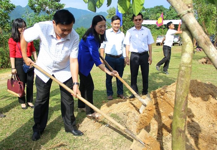 Lãnh đạo tỉnh và huyện cùng người dân trồng cây Đại đoàn kết. Ảnh: Mỹ Nga.