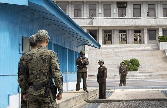 Binh sĩ Hàn Quốc và Triều Tiên ở khu vực Bàn Môn Điếm. Ảnh: Reuters