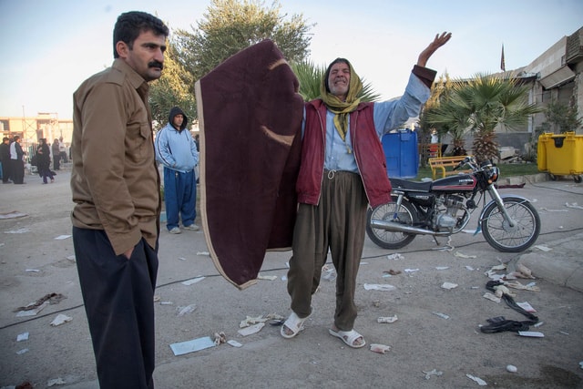 Người đàn ông ở huyện Sarpol-e Zahab thuộc tỉnh Kermanshah, Iran than khóc trước thiệt hại quá lớn từ trận động đất - Ảnh: REUTERS