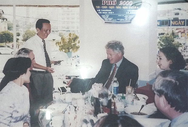 Năm 2000, chuyến thăm đầu tiên của vợ chồng cựu Tổng thống Bill Clinton đến Việt Nam được ghi dấu ăn bằng kỷ niệm ăn phở tại Hà Nội và TP HCM. Ở Hà Nội, vợ chồng ngài ghé qua quán phở Cồ - gần Văn Miếu Quốc Tử Giám. Đây là một trong những cái tên đình đám trong 