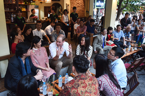 Hoàng tử Anh William có chuyến thăm Việt Nam hồi giữa tháng 11/2016 nhân một hội nghị về động vật hoang dã. Hoàng tử lựa chọn ghé thăm phố Thuốc Bắc - nơi có nhiều tiệm thuốc Đông y - và kết thúc tại quán cà phê Aha trên phố này. 