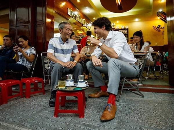 Trong chuyến thăm chính thức mới đây, Thủ tướng Canada Justin Trudeau  ngồi thưởng thức cà phê vỉa hè Sài Gòn nằm ngay mặt tiền đường Lê Thánh Tôn - Lê Anh Xuân, quận 1 với giá 30.000 đồng/ly. Ông ngồi uống ở vỉa hè như những khách thông thường, dùng ghế nhựa làm bàn. 