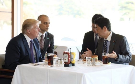 Tổng thống Donald Trump dùng bữa trưa gồm bánh hamburger và nước cô ca với Thủ tướng Nhật Shinzo Abe ngày 5/11 (Ảnh: Twitter)