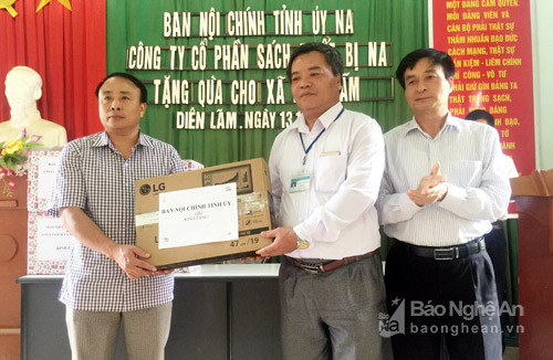 Ban Nội chính Tỉnh ủy trao quà cho xã Diên Lãm, Quỳ Châu. Ảnh: Lê Thủy