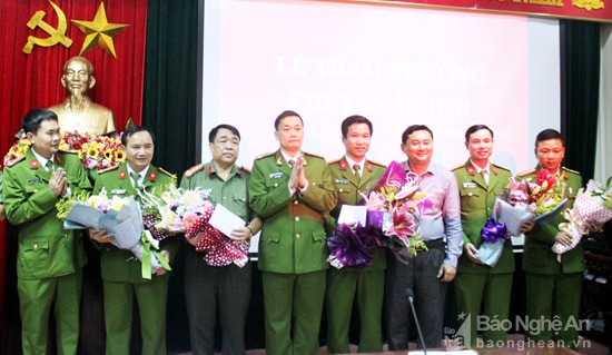 Lãnh đạo Công an tỉnh và UBND thành phố Vinh tặng hoa chúc mừng ban chuyên án. Ảnh: H.H