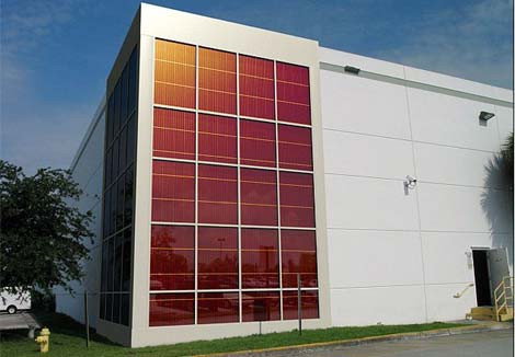 Một tòa nhà có lắp đặt các tấm pin Mặt trời làm bằng chất dẻo PV. (Ảnh: Daily Mail)