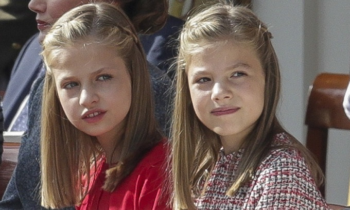 Nhà vua Tây Ban Nha Felipe VI và Hoàng hậu Letizia có hai con gái: công chúa Leonor, 12 tuổi và Sofia, 10 tuổi. Công chúa Leonor (áo đỏ, bên trái) sẽ là người kế vị ngai vàng tương lai. Để chuẩn bị, ngoài việc tiếp nhận huấn luyện quân sự, cô bé phải học tiếng Anh, múa balê, và tiếng Trung ở một trường tư thục tại thủ đô Madrid. Ảnh: Hola.