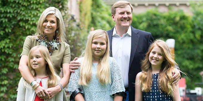 Gia đình Quốc vương Hà Lan. Công chúa Catharina-Amalia ở giữa. Ảnh: Hello Magazine.