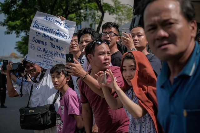 Người dân Đà Nẵng chào đón Tổng thống Trump đến Việt Nam ngày 10/11/2017. (Ảnh: AFP / dẫn qua Zing)