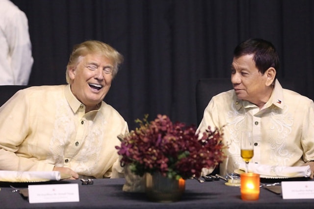 Tổng thống Mỹ Donald Trump trò chuyện với Tổng thống Philippines Rodrigo Duterte. Nội dung cuộc trò chuyện có vẻ khá thú vị. Ảnh: Reuters.