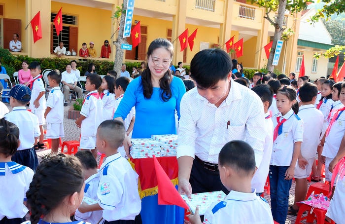 Lãnh đạo địa phương trao quà cho học sinh đầu năm học. Ảnh: Nguyễn Hải