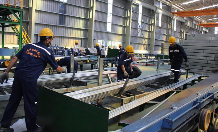 Sản xuất tôn thép ở nhà máy tôn Hoa Sen (khu công nghiệp Nam Cấm)