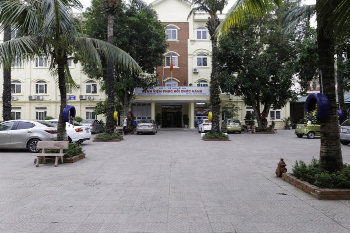 Bệnh viện phục hồi chức năng Nghệ An có địa chỉ ở 220 đường Bình Minh, Thị xã Cửa Lò. Là 1 trong những bệnh viện tuyến tỉnh chuyên phục hồi các bệnh về thần kinh xương, khớp, thoái hóa, thoát vị đĩa đệm ... Ảnh: Đức Anh