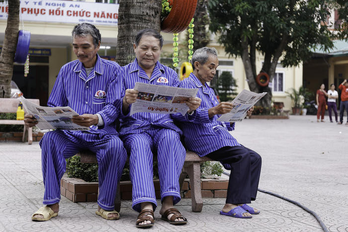 Cùng với tận tình phục vụ bệnh nhân, đến điều trị tại Bệnh viện phục hồi chức năng Nghệ An, người bệnh còn được đọc các loại báo, tạp chí, trong đó báo Nghệ An là 1 trong những tờ báo mà được nhiều bệnh nhân yêu thích. Ảnh: Đức Anh